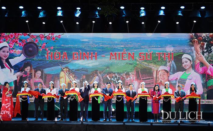 Lễ cắt băng khai mạc Ngày hội Văn hóa, Du lịch tỉnh Hòa Bình tại Hà Nội